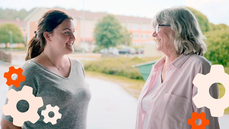 En yngre och en &auml;ldre kvinna ler mot varann i samf&ouml;rst&aring;nd.