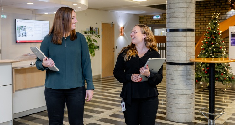 Tv&aring; hr-konsulter g&aring;r genom kommunhusets reception.